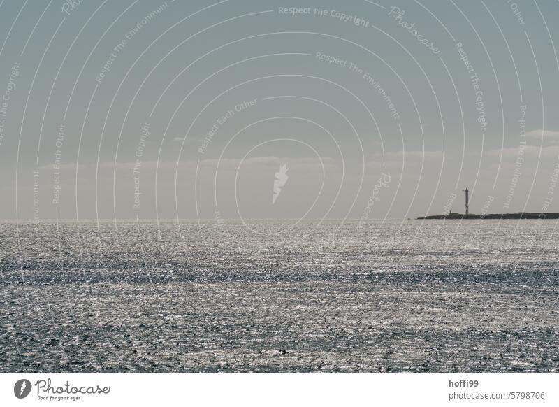 Minimalistische Ansicht eines Leuchtturms am glitzernden Atlantik Küste Landschaft Meer Natur Himmel Wasser gleißendes Licht gleißendes Sonnenlicht glizernd