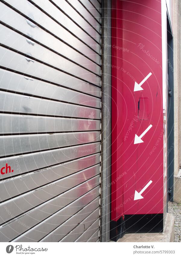 Drei Pfeile zeigen auf ein Metalltor 3 Pfeile Metalllamellen Eingang Eingangssituation garagentor verrotten weiss Silber hinweis urban klar einfach