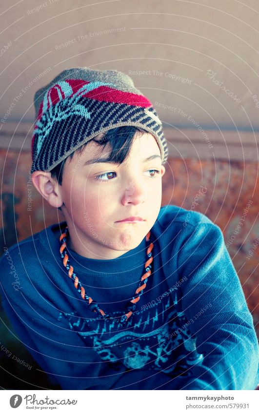 Süßer Junge mit Hut sieht traurig aus. Kind Jugendliche 1 Mensch 3-8 Jahre Kindheit Mode Blick Traurigkeit niedlich blau Stimmung Sorge Trauer Reue deprimiert