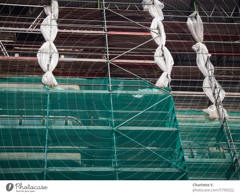 Baugerüst mit Zöpfen bauen Gebäude Fassade Stangen planen Grün verrotten weiss Struktur froschperspektive