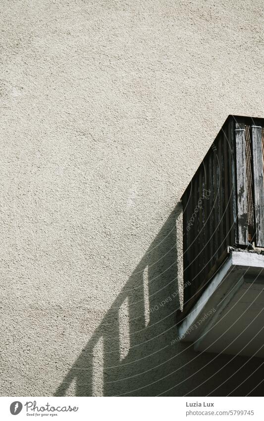 Ein alter, verwitterter Balkon wirft einen langen Schatten Architektur Gebäude Fassade Stadt Wand trist Licht Sonnenschein sonnig schattig steil Mauer urban