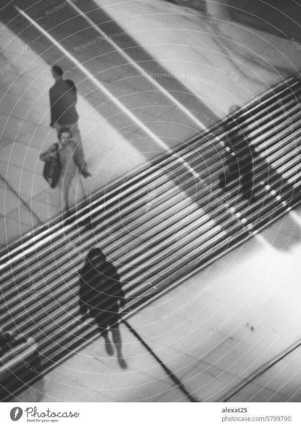 Weiß und Blake Fotografie mit Menschen zu Fuß in einem Raum künstlerisch whiteandblake unkenntlich laufen vertikal copyspace Ort
