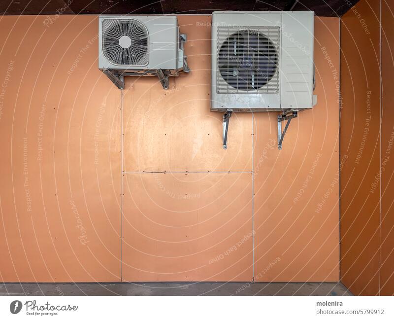 Zwei Klimageräte oder Wärmepumpen sind an der Wand hinter dem Gebäude montiert Klimaanlage Außenseite kühlen Heizung Klimatisierung Energie Effizienz Temperatur