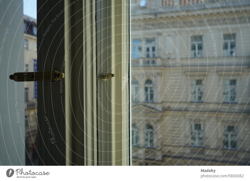 Alter Holzrahmen und Fenster einer repräsentativen Altbauwohnung gegenüber einem alten Hotel in der Altstadt von Prag in Tschechien Fensterrahmen Fensterscheibe