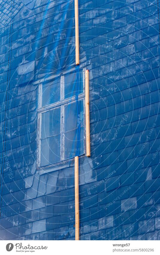 vernetzt Netz Nahaufnahme Detailaufnahme Sicherheit Außenaufnahme Bauschutznetz Auffangnetz sichern Hausgiebel Schindeln Schieferplatten Fenster Farbfoto