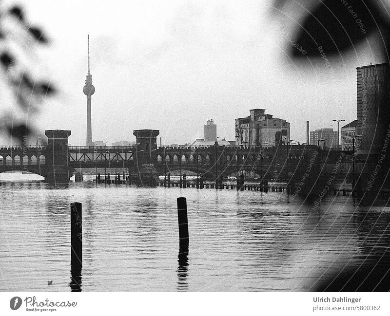 Oberbaumbrücke mit Alex im Hintergrund Berlin DDR 1980 Schwarzweiss Hauptstast Stadt Kreuzberg Geschichte Spree Sehenswürdigkeit Deutschland Architektur