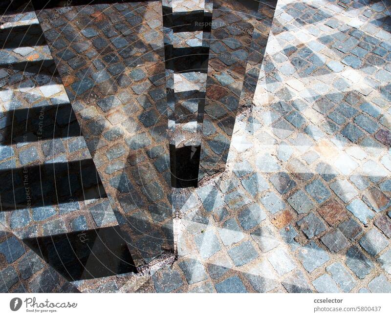 Lichtspiegelungen auf Kopfsteinpflaster Spiegelungen Reflexion & Spiegelung Außenaufnahme Menschenleer urban Stadt öffentlicher Raum abstrakt Abstraktion