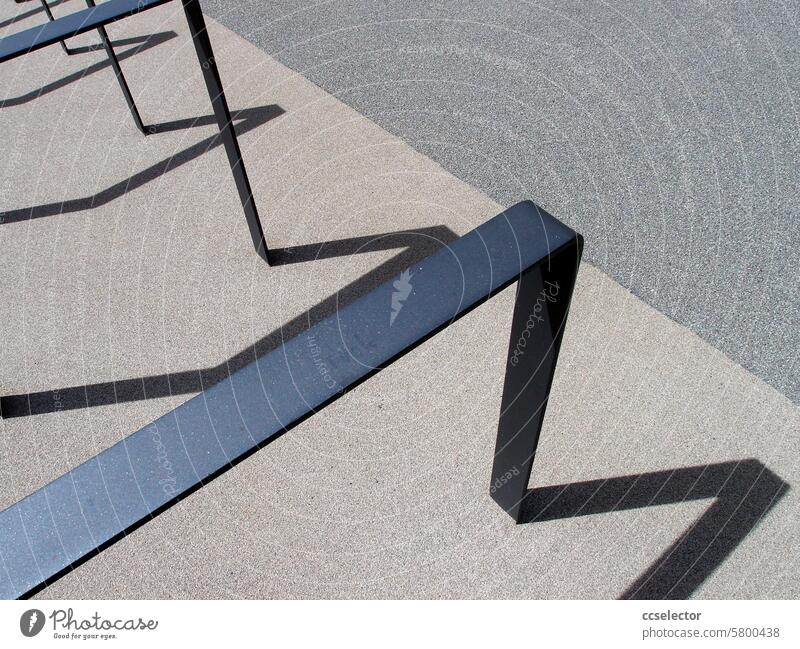 Ein Fahrradständer wirft Schatten auf einen grauen Betonboden Schattenwurf Sonnenlicht Licht Licht & Schatten Silhouette Schattenspiel abstrakt
