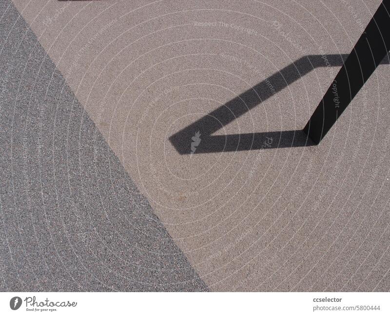 Schattenwurf eines Fahrradständers auf einen grauen Boden Detailaufnahme licht urban Sonnenlicht abstrakt Abstrakte Form Stadtmöblierung schattenwurf Asphalt