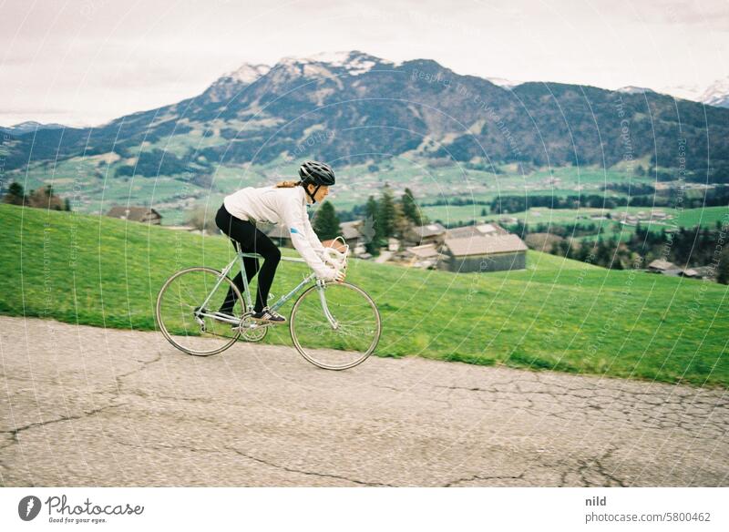 Zähne zsmmnbßn – und Bremse loslassen! Rennrad Radfahren Radfahrerin bergab Downhill beschleunigen Vintage Vintage-Rennrad Abfahrt Berge u. Gebirge Vorarlberg