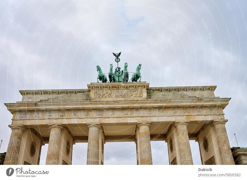 Brandenburger Tor in Berlin, Deutschland Pariser Platz Architektur historisch Wahrzeichen Bildhauerei Kultur Bogen wolkig Kapital Denkmal berühmt Tourist Erbe
