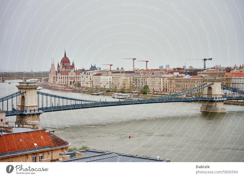 Stadtbild von Budapest mit Kettenbrücke entlang der Donau Donau Fluss Ungarn Architektur Großstadt beliebt berühmte Landmarke Tourismus Flussufer Skyline reisen