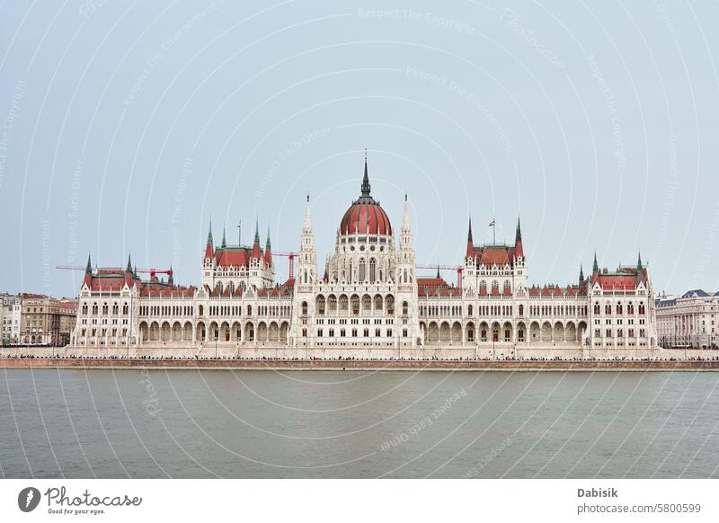 Das Budapester Parlament entlang der Donau. Berühmtes Wahrzeichen in Ungarn Donau Fluss Architektur historisches Gebäude Stadtbild reisen Regierung Tourismus