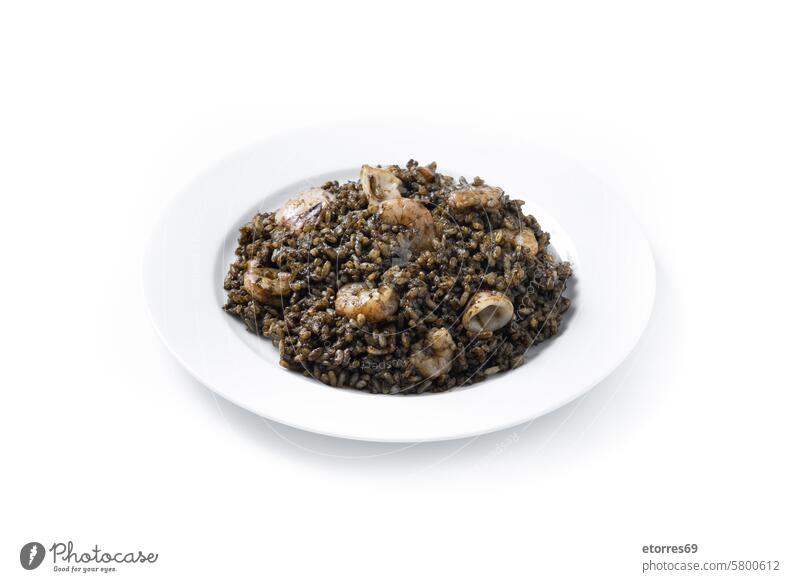 Schwarzer Reis mit Meeresfrüchten auf schwarzem Hintergrund asiatisch Müsli Diät Speise Lebensmittel Gesundheit vereinzelt Ernährung Teller Krabbe Rezept