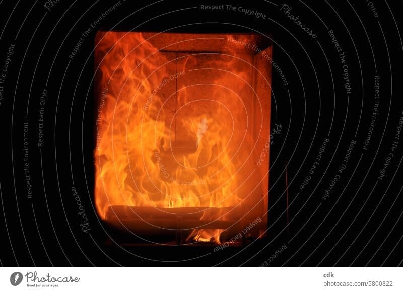 Wärmebedürfnis im Mai | nochmal ordentlich einheizen: Bollerofen mit loderndem Feuer. Ofen Flamme heiß Flammen heiss Hitze Heizung brennen Feuerstelle Holz Glut