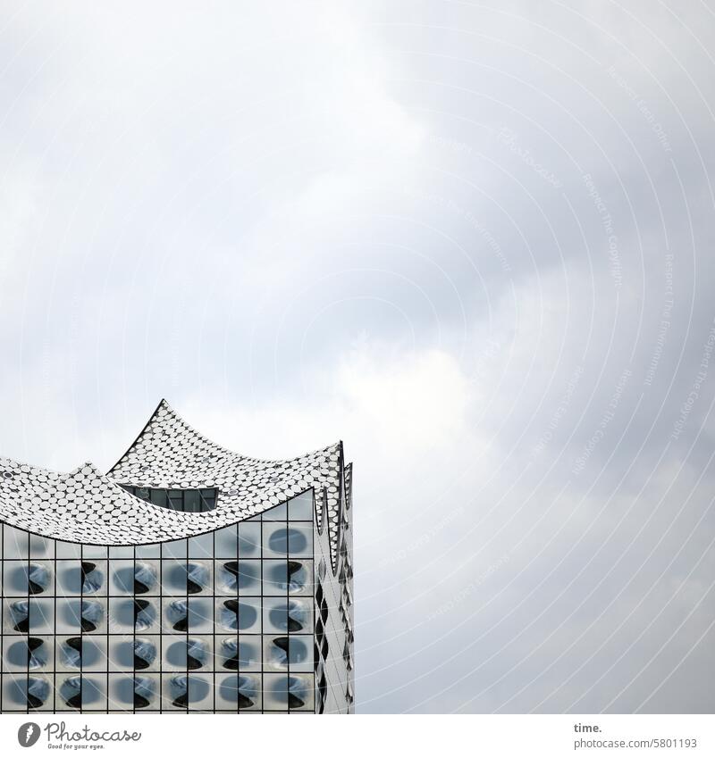 Klangmalerei | Schwung im Oberstübchen Elbphilharmonie Gebäude Bauwerk Architektur Himmel Wolken Detailaufnahme Dach Fassade Haus Fenster Wand urban Wahrzeichen
