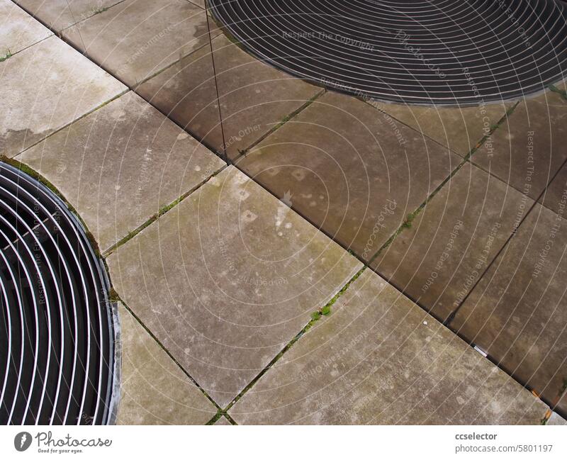 Spiegelung eines runden Gitterrostes aus Metall Reflexion & Spiegelung urban Stadt abstrakt Abstraktion grafisch Architektur Außenaufnahme Farbfoto