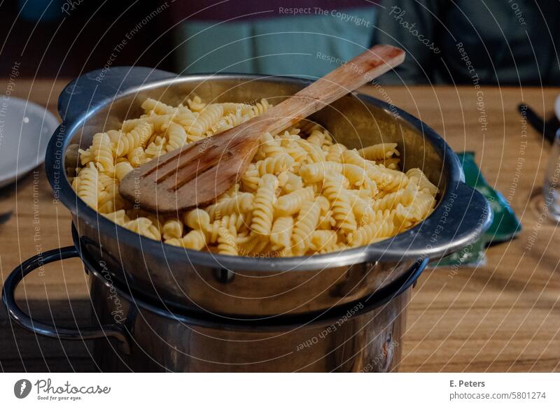 Authentische Küchenszene mit einem Topf voller frischer Nudeln auf einem Esstisch kochen Abendessen pasta Essen Mittagessen kochen & garen Mahlzeit Pasta