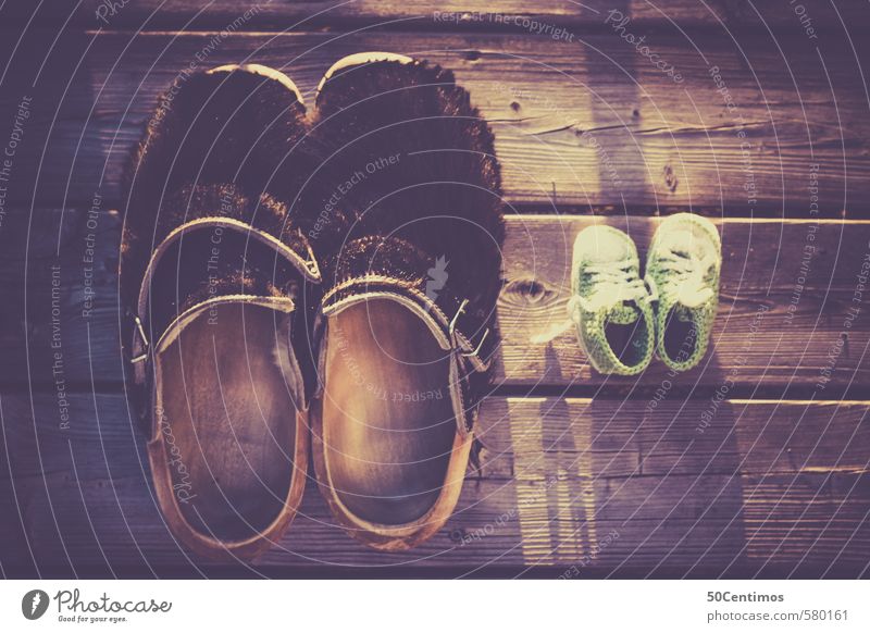 Pantoffeln Vater und Sohn/Tochter, Hausschuhe Schuhe Kinderschuhe Holz Stimmung Freiheit Geschwindigkeit Ferne Wert Reichtum Häusliches Leben Zeit Zufriedenheit