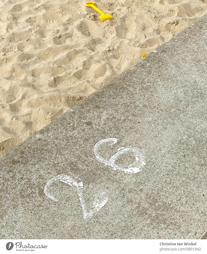 eine gelbe Harke liegt im Sand Sandspielzeug Kinderspiel Sandstrand 26 Ziffern & Zahlen Strandabschnitt Wege & Pfade Muster Strukturen & Formen