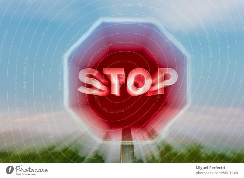 Stopp-Verkehrsschild, erhalten mit dem Zoom-Effekt, schnelle Bewegung des Objektivs Zoom. Nahaufnahme. stoppen Stoppschild Zoomeffekt Ermahnung Zoomen Einfluss