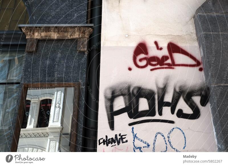 ADHS Graffiti auf der Hauswand eines Altbau in der Nikolaistraße in der Altstadt der Messestadt Leipzig im Freistaat Sachsen überdimensional groß