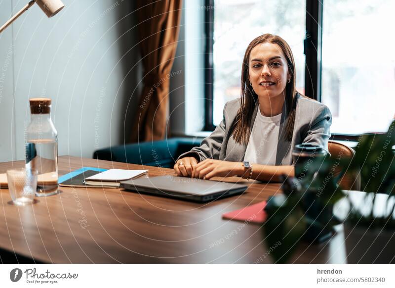 Porträt einer Geschäftsfrau im Büro Frau Blei Führer Business arbeiten Laptop Unternehmen zufrieden im Innenbereich Unternehmer professionell Arbeit Manager