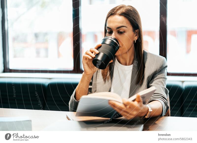 Frau, die in einem Büro arbeitet und Kaffee aus einer Thermoskanne trinkt Geschäftsfrau Business arbeiten Laptop im Innenbereich Unternehmer professionell