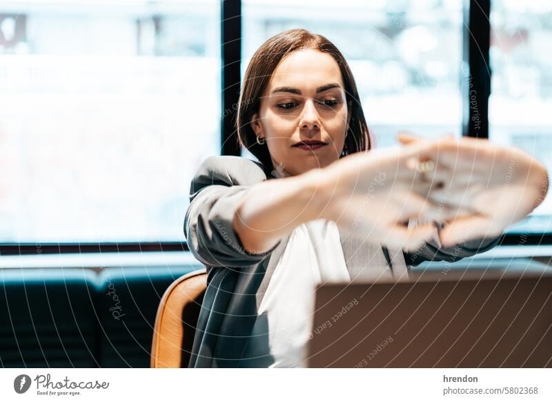 müde Geschäftsfrau, die in einem Büro vor einem Laptop sitzt Frau arbeiten Unternehmer professionell Arbeit Manager online Mitarbeiterin Geschäftsperson
