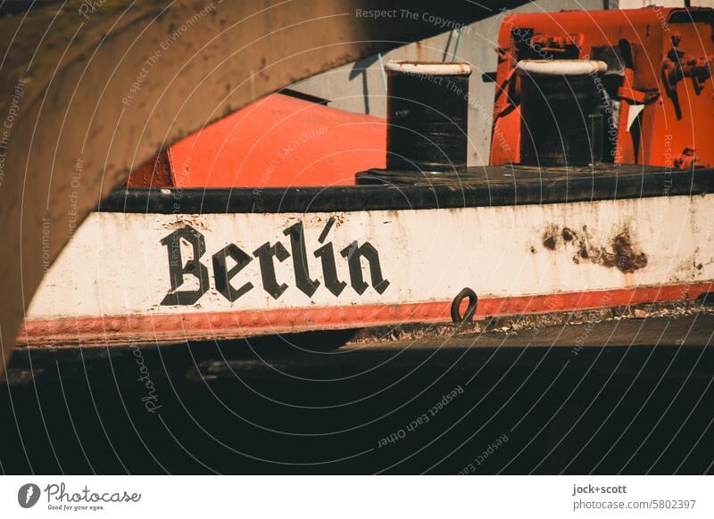 ein Schiff im sicheren Hafen Liegeplatz Binnenschifffahrt historisch Großbuchstabe Typographie Berlin verwittert Vergangenheit Nostalgie Name Zahn der Zeit Stil