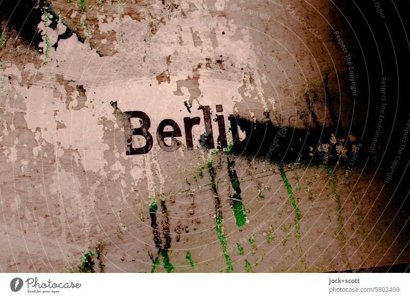Berlin, warum bist du so dreckig? Straßenkunst Graffiti trashig Spray Schriftzeichen Wand Schablonenschrift Wort stencil Stil abstrakt Typographie