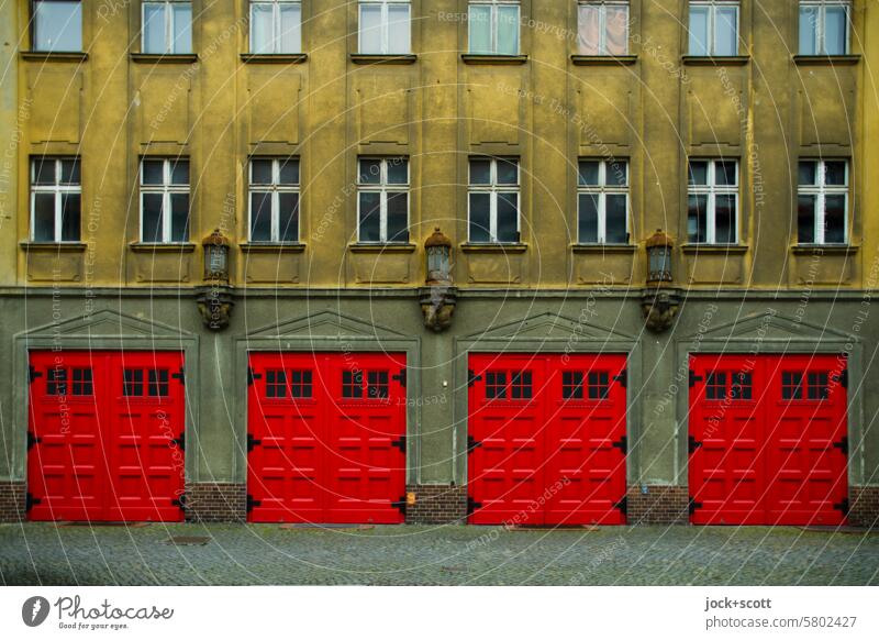 Hauptwache der Freiwilligen Feuerwehr feuerwehrwache Fassade Gebäude Garage geschlossen Tor Fenster Stil Ausfahrt Symmetrie Neuruppin rot Architektur