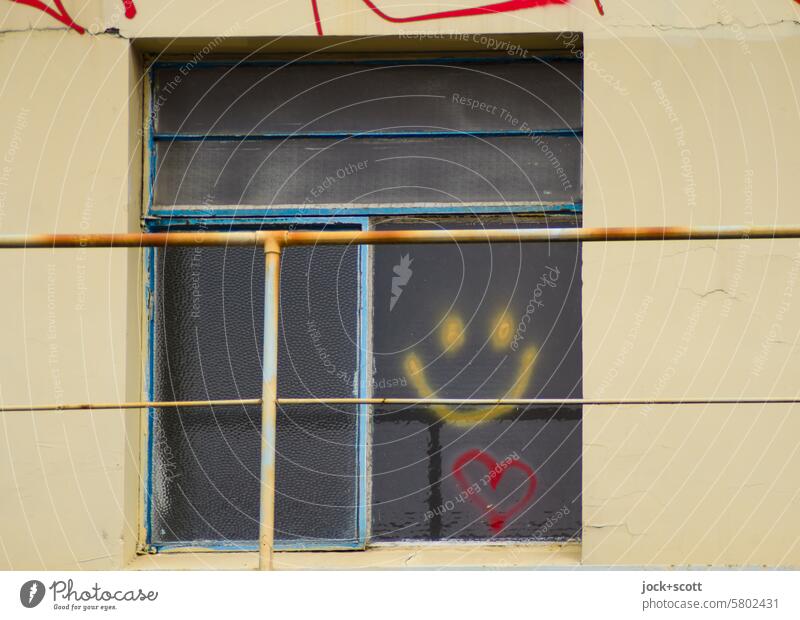 Fenster mit Herz und Smiley Herz (Symbol) Symbole & Metaphern Romantik Liebe Liebesgruß Metallstange rostig Gefühle Zeichen alt Strebe Sympathie verwittert