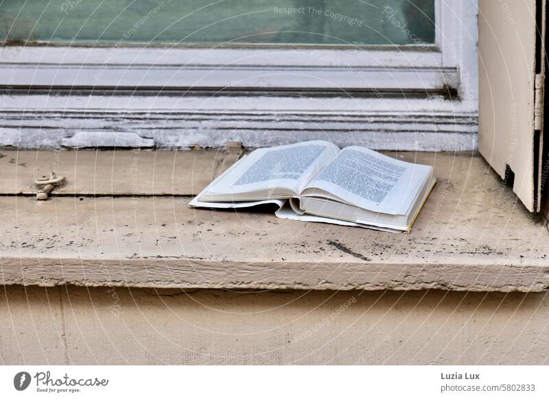 Einladung zum Lesen... ein aufgeschlagenes Buch liegt auf einer Fensterbank Seite offen lesen Literatur blättern Buchseite alt Lesestoff Geschichte urban