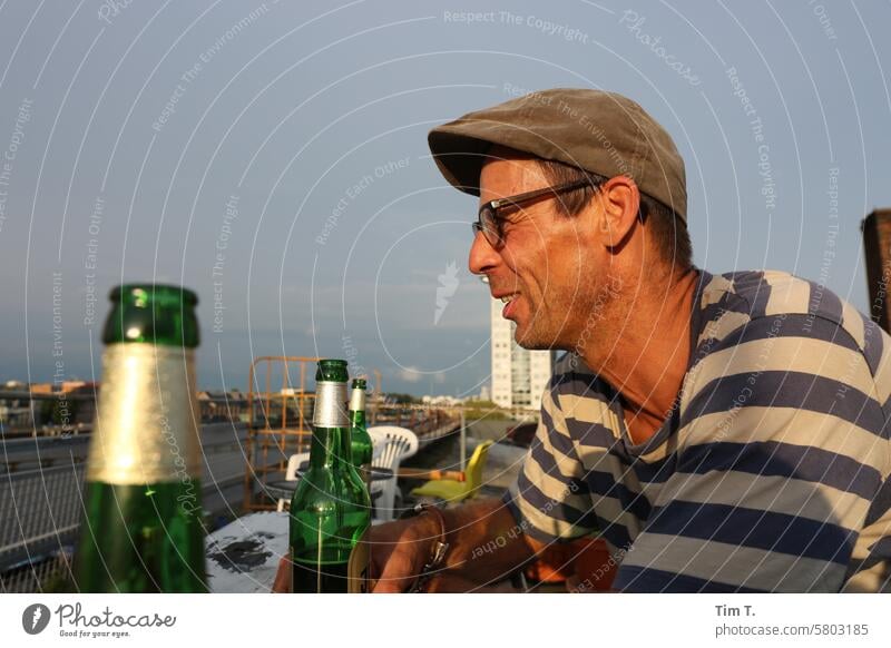 Bier, Mann, Brille, Sommer Farbfoto Mütze Berlin Seitenansicht Mensch Außenaufnahme Erwachsene Porträt Gesicht Blick Tag Kopf Lächeln