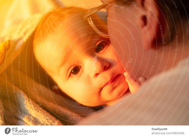 Porträt eines neun Monate alten Babys nach dem Baden Kuss Küssen Kind Kleinkind Junge männlich Kaukasier Handtuch Hygiene hygienisch Gesundheit Gesundheitswesen