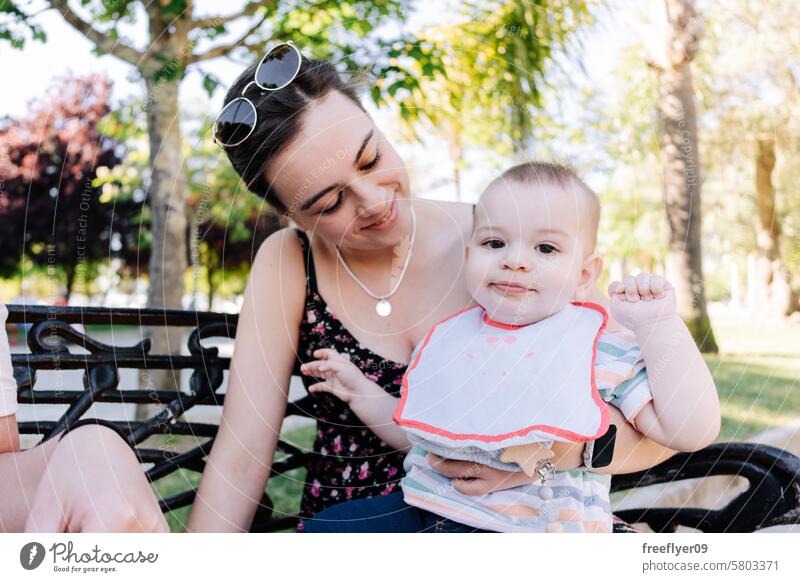 Porträt einer jungen Tante mit ihrem neun Monate alten Neffen Familie Bank im Freien Pflege fürsorglich Kind Kindheit Baby Kleinkind Sitzen Textfreiraum
