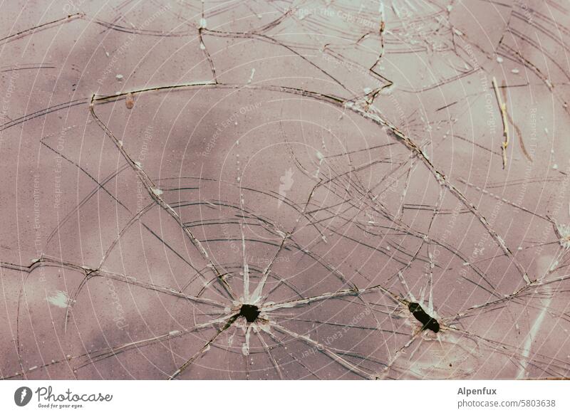 Bildung von Splittergruppen | Glückauf! glasbruch Glasbruch kaputt Zerstörung Glasscheibe Schaden Vandalismus Fenster Fensterscheibe gebrochen Riss