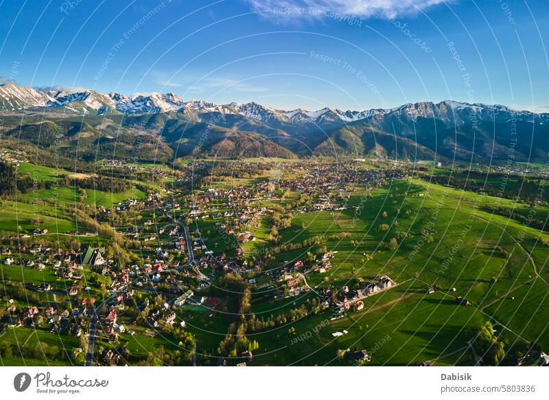 Luftaufnahme des Tatra-Gebirges und der Stadt Zakopane bei Sonnenuntergang Tatragebirge giewont Berge u. Gebirge Tal Landschaft Natur Polen Feld Wald Himmel