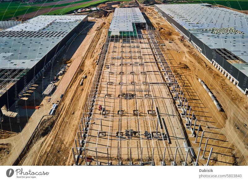 Baustelle mit Stahlrahmenkonstruktion eines Lagergebäudes, Luftaufnahme Lagerhalle Gebäude Konstruktion Standort logistisch Speicher Dach Struktur Infrastruktur