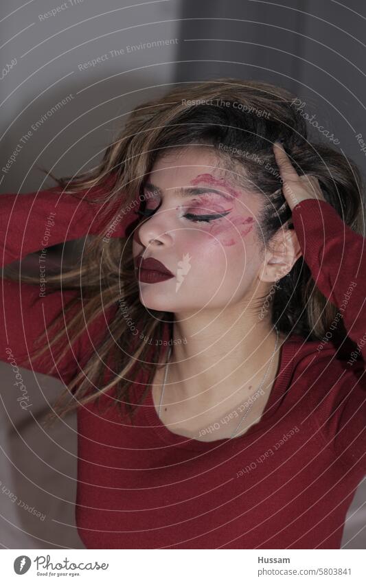 Foto einer Dame mit rotem Oberteil in selbstbewusster Pose und mit Lippenstift im Gesicht Menschen vereinzelt Mode Mädchen kreativ Valentinsgruß Haut sexy