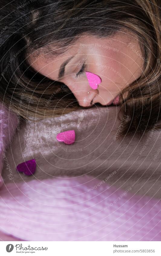 Foto eines Mädchens, das Tränen aus rosa Herzen weint Hintergrund vereinzelt Mode Schönheit Gesicht Porträt niedlich Make-up Schlafzimmer Valentinsgruß Person