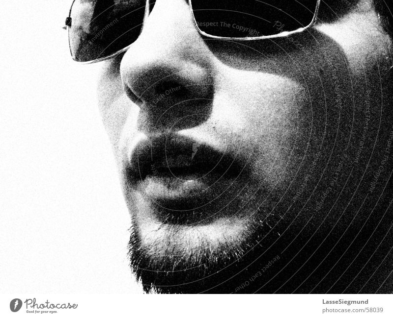 portugisischer Lokomitvführer mit Sonnenbrille schwarz weiß Sommer florian Schwarzweißfoto Nase Gesicht Korn körnung