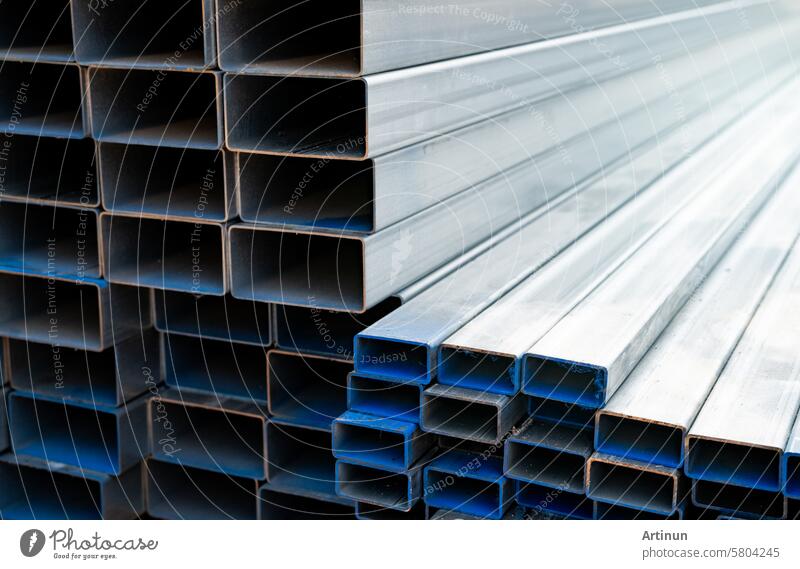 Industrielagerbestand an rechteckigen Metallrohren für Bau- und Konstruktionsmaterial. Stapel von Stahlrohren. Eisenmaterialien für Bau- und Infrastrukturprojekte. Lager für Stahlrohre.