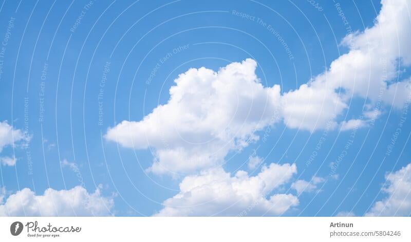 Schöne blaue Himmel und weiße Kumuluswolken abstrakten Hintergrund. Cloudscape Hintergrund. Blauer Himmel und flauschige weiße Wolken an sonnigen Tagen. Schöner blauer Himmel. Welt-Ozon-Tag. Ozonschicht. Sommerhimmel.