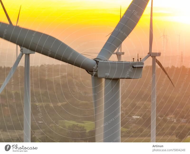 Windparkfeld und Sonnenuntergangshimmel. Windkraft. Nachhaltige, erneuerbare Energie. Windturbinen erzeugen Strom. Nachhaltige Entwicklung. Grüne Technologie für nachhaltige Energie. Umweltfreundliche Energie.