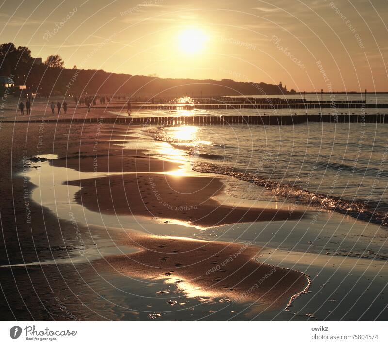 Flimmerkiste Sandstrand leuchtend glänzend warmes Licht Idylle Landschaft Sonnenlicht schleierwolken Küste Wellen Panorama (Aussicht) Wasser Ferne Menschen