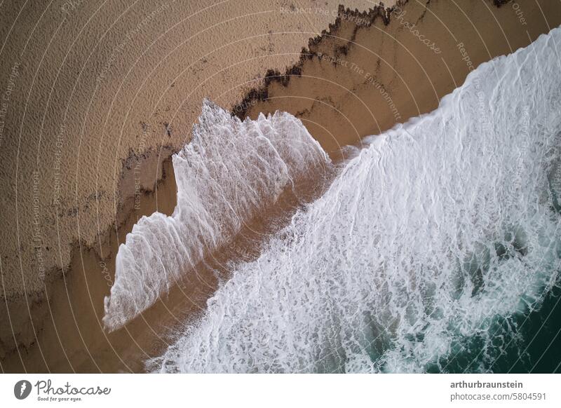 Spannende Wellenformation am Strand im Mittelmeer Tyrrhenisches Meer auf Sardinien von oben fotografiert Natur Meeresufer Meerwasser Meeresküste