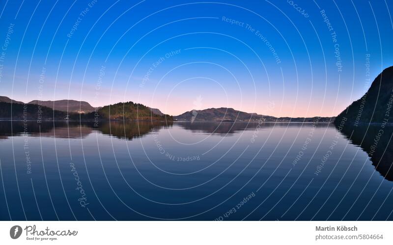 Fjord mit Blick auf Berge und Fjordlandschaft in Norwegen. Landschaft am Abend Sonnenuntergang Berge u. Gebirge Wildnis Natur nordisch Panorama romantisch