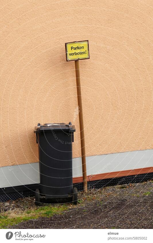 Schild - Parken verboten! - an einer Stange und ein Müllkübel vor einer Hauswand privat Verbot Schilder & Markierungen Hinweis Hinweisschild Blog Parkverbot